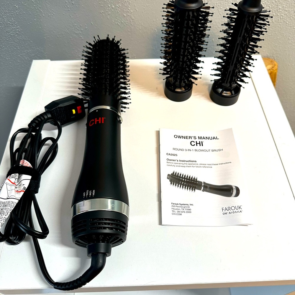 CHI 3 in 1 round blowout brush. Ceramic technology.